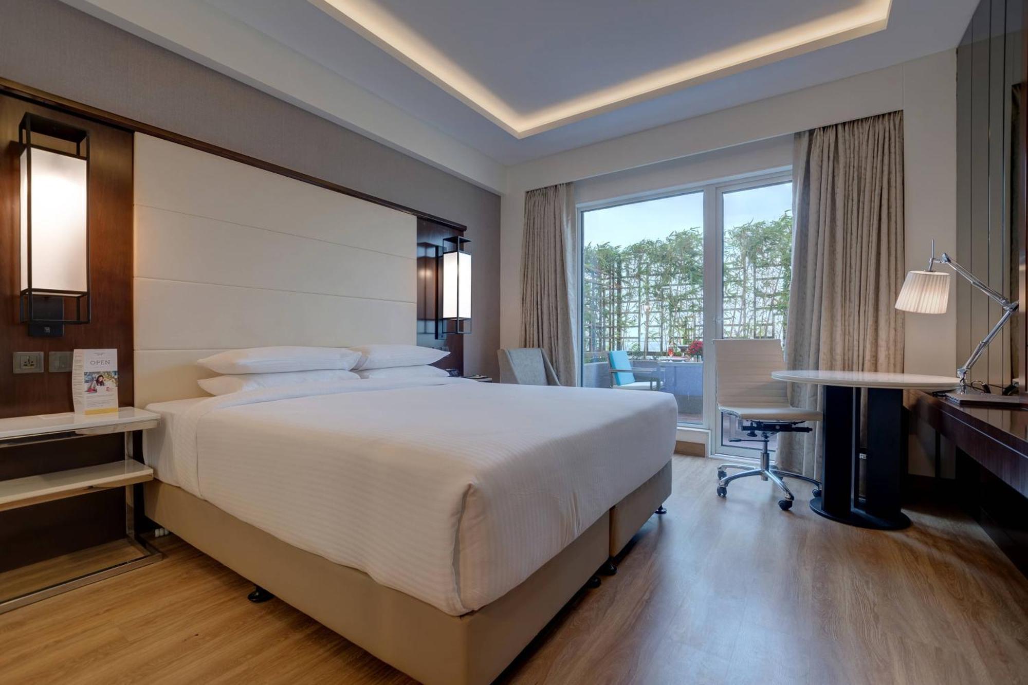Courtyard By Marriott Surat Hotel Kültér fotó