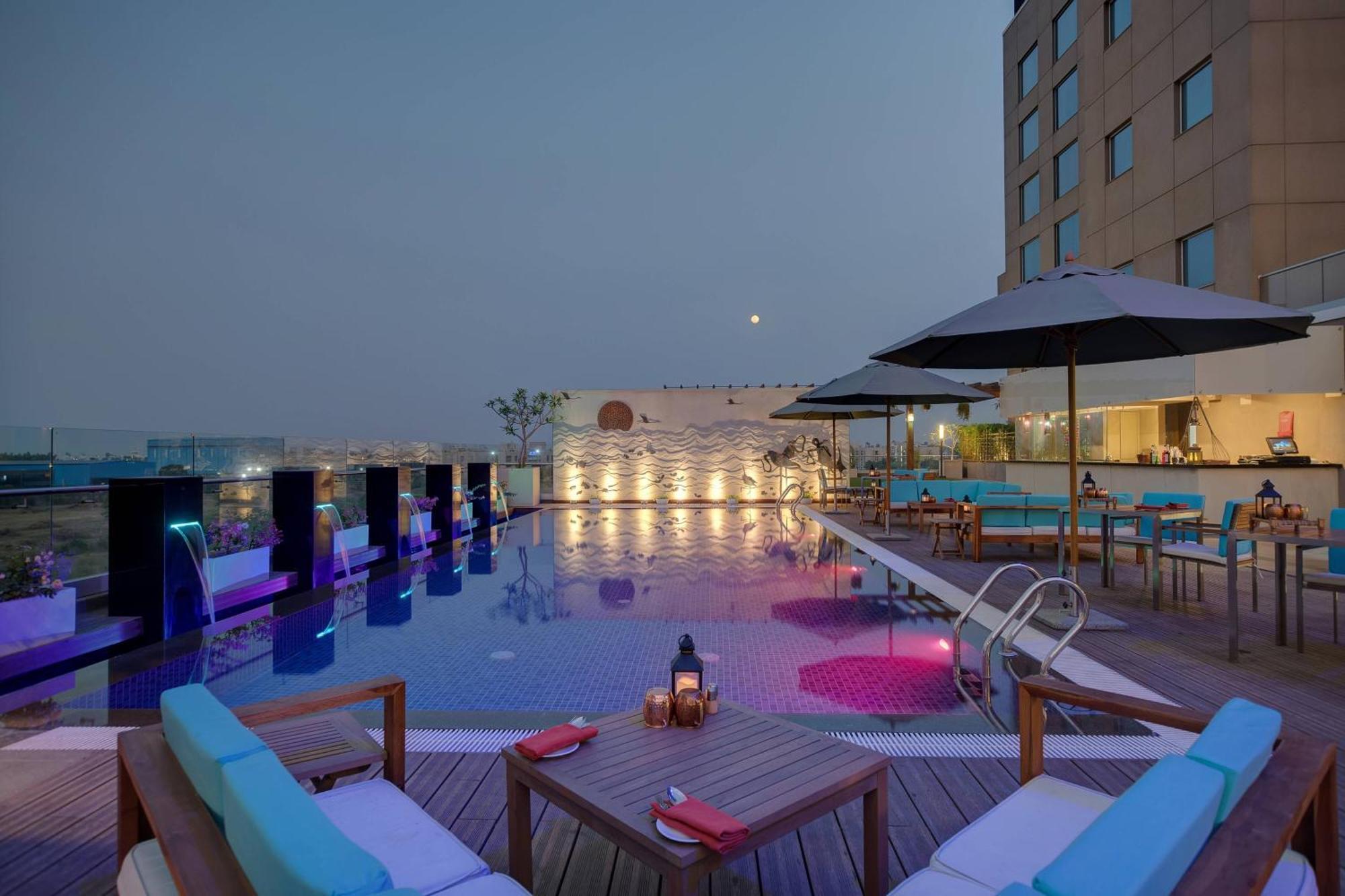 Courtyard By Marriott Surat Hotel Kültér fotó