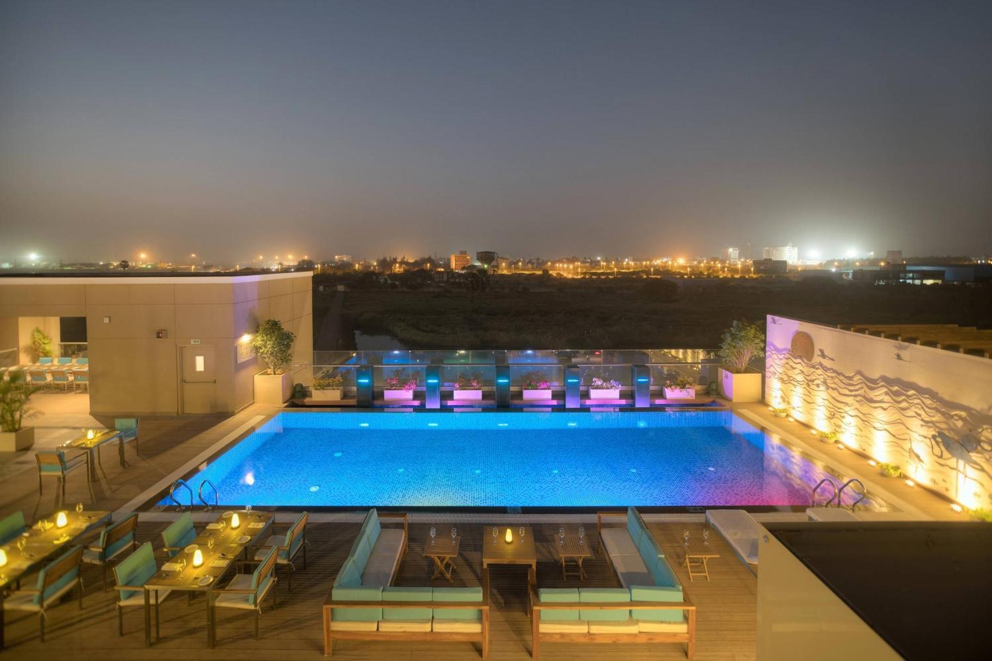Courtyard By Marriott Surat Hotel Kültér fotó