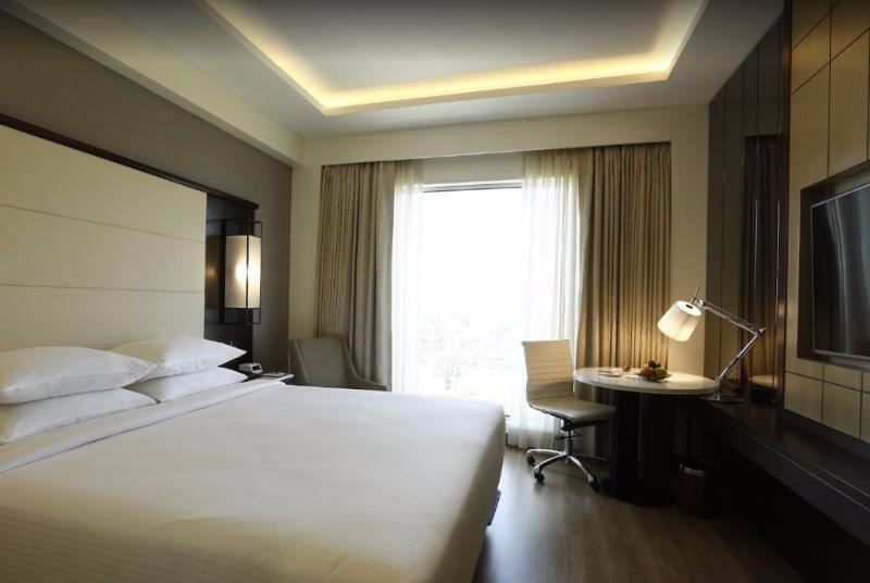 Courtyard By Marriott Surat Hotel Kültér fotó